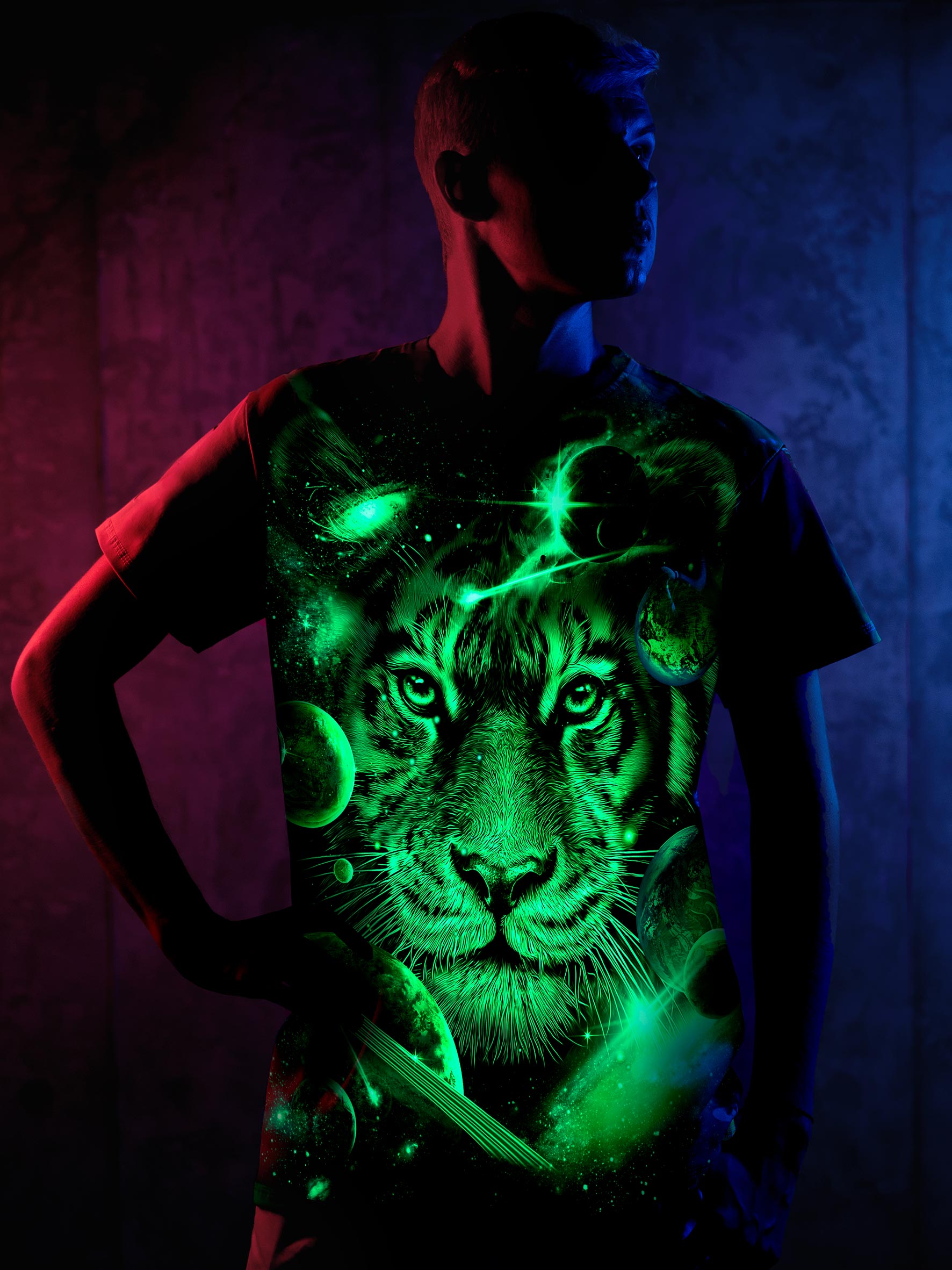Светящаяся футболка с тигром. Фосфорные сувениры. Черные футболки светящиеся с тигром для девушек. Светящиеся футболки с котом.